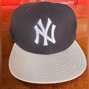 New Era 59FIFTY NY Yankees Authentic Collection Fitted Hat Size 7 Black Gray